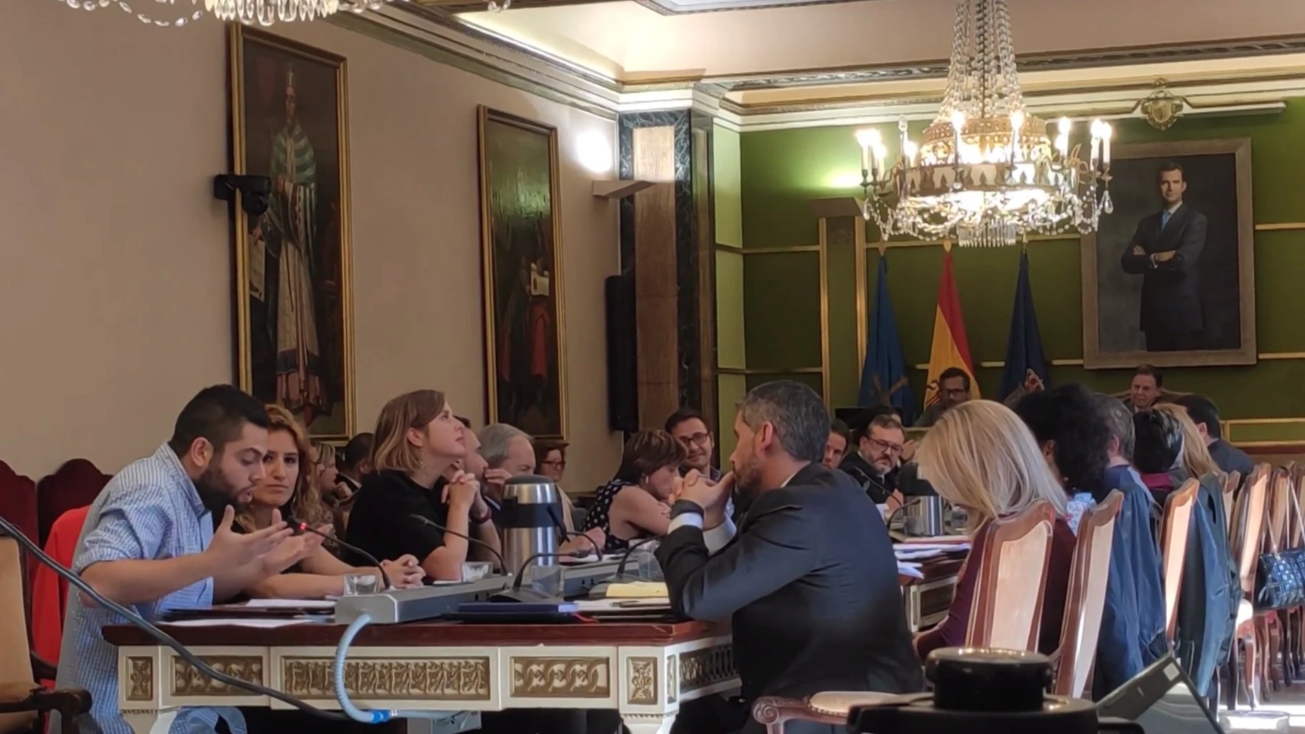 Enfrentamiento entre el alcalde de Oviedo y un concejal “podemita”