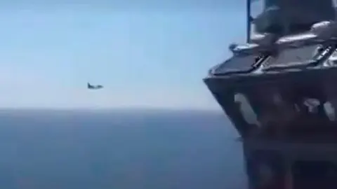 El caza ruso pasa junto al portaaviones español/A3