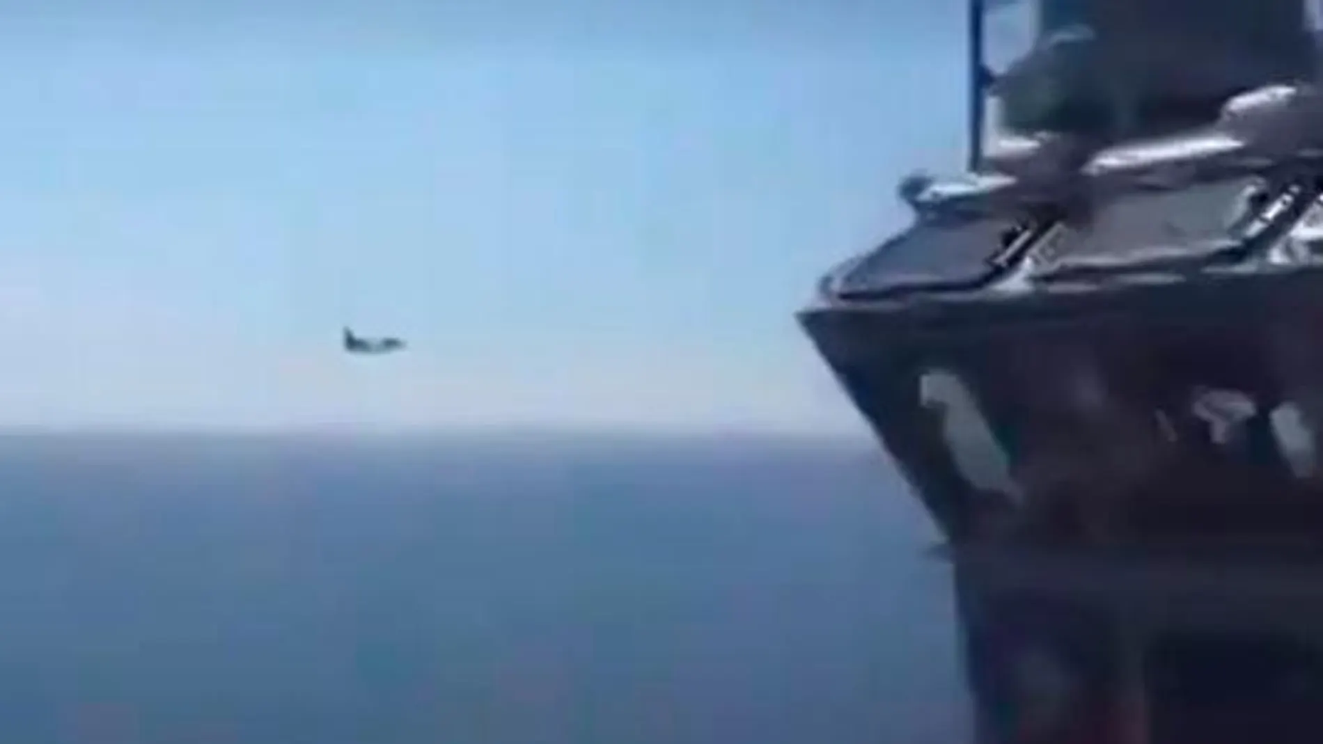 El caza ruso pasa junto al portaaviones español/A3