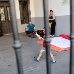 Solicitantes de asilo ante las puertas del Samur Social / Luis Díaz