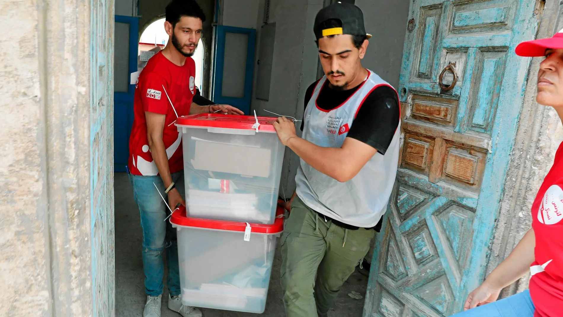 Trabajadores de la Instancia Superior Independiente Electoral de Túnez trasladan las urnas a los centros electorales, ayer