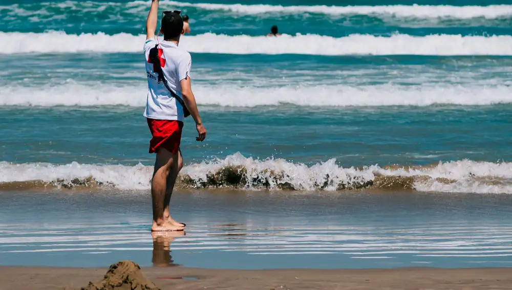«No tenemos una reglamentación específica para playas en la que se dicte cuales son los servicios mínimos de salvamento como tiene, por ejemplo, Baleares», afirma el responsable de la federación de Salvamento, Salvador Perelló.