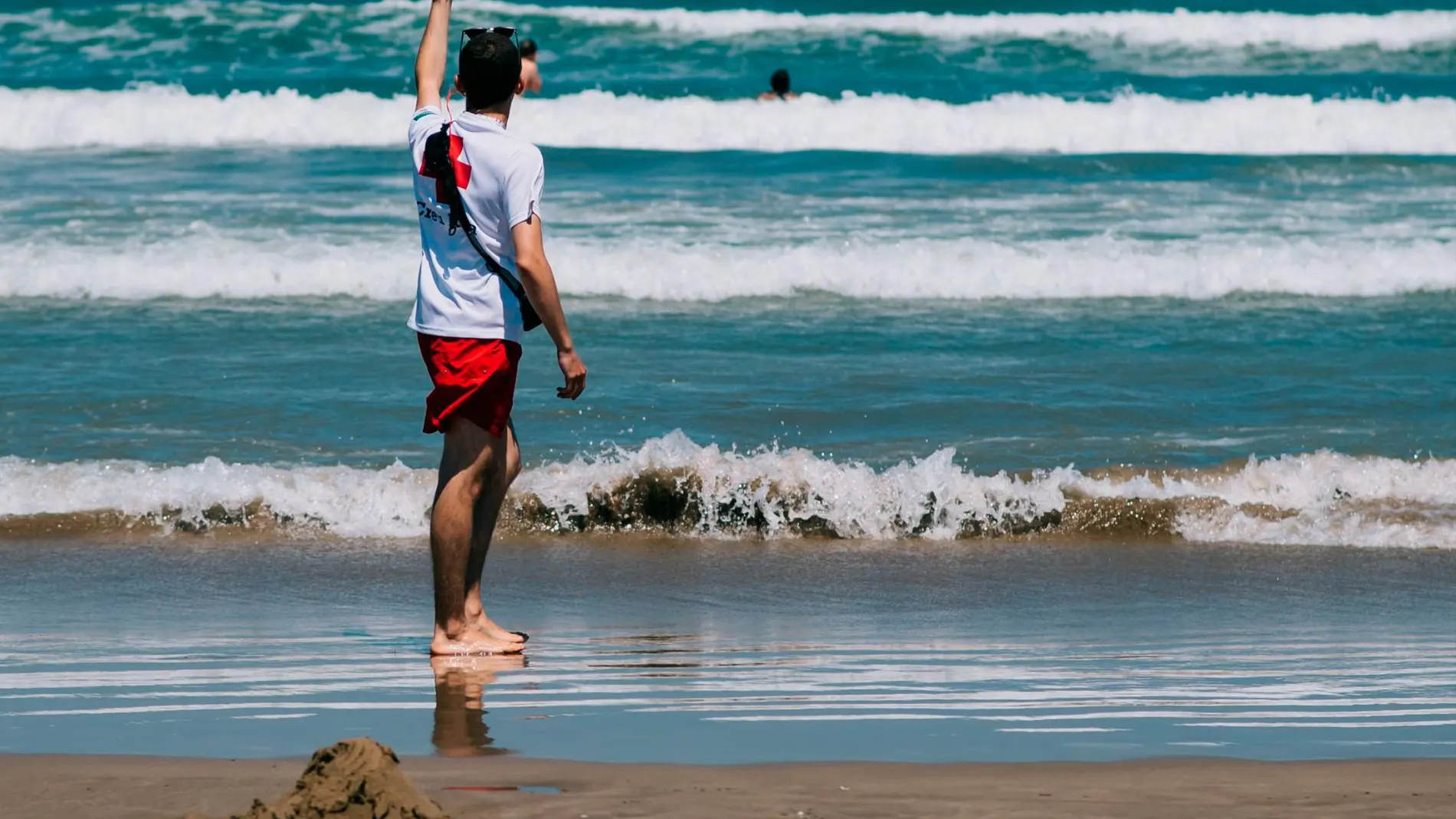 «No tenemos una reglamentación específica para playas en la que se dicte cuales son los servicios mínimos de salvamento como tiene, por ejemplo, Baleares», afirma el responsable de la federación de Salvamento, Salvador Perelló.