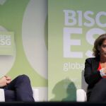 La ministra en funciones de Transición Ecológica, Teresa Ribera, junto al CEO de Fineco Enrique Sáez, en la mesa redonda este miércoles en el "Biscay ESG Global Summit"/Efe