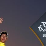 Egan Bernal celebra su triunfo en el Tour en el podio de París