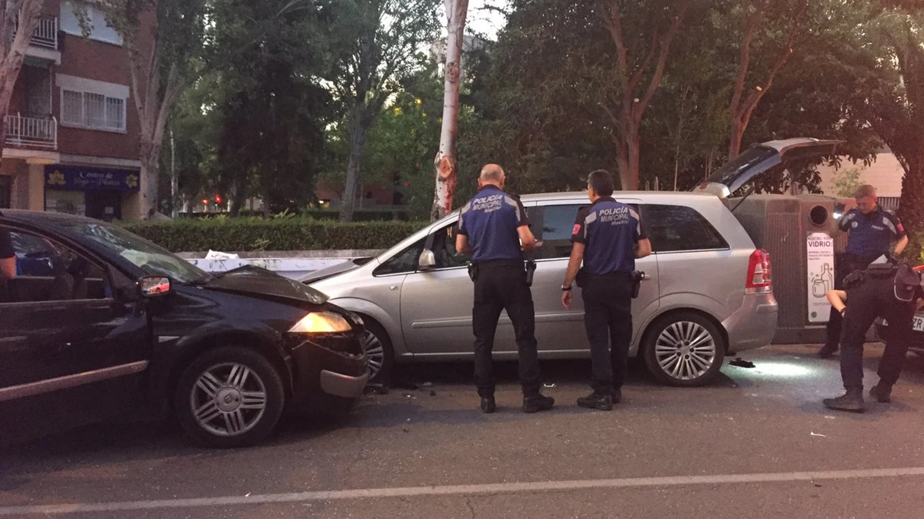 Agentes de la Policía Municipal investigan en el lugar en el que colisionó el coche de los menores