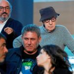 Woody Allen, en el centro, presentó ayer su nuevo filme en San Sebastián, donde tendrá lugar el rodaje / Efe