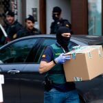 Agentes de la Guardia Civil durante el registro de un domicilio en Sabadell (Barcelona) en el día que se han detenido a 9 CDR