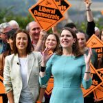 La líder liberaldemócrata Jo Swinson (derecha) y la candidata Jane Dodds celebran la victoria obtenida in Brecon (Gales)