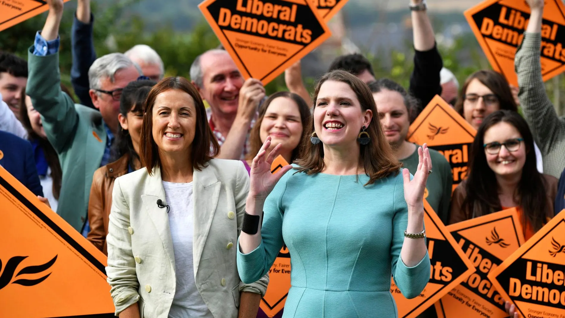 La líder liberaldemócrata Jo Swinson (derecha) y la candidata Jane Dodds celebran la victoria obtenida in Brecon (Gales)