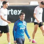 Albert Celades dirige el entrenamiento del Valencia previo al duelo europeo ante el Chelsea en Stamford