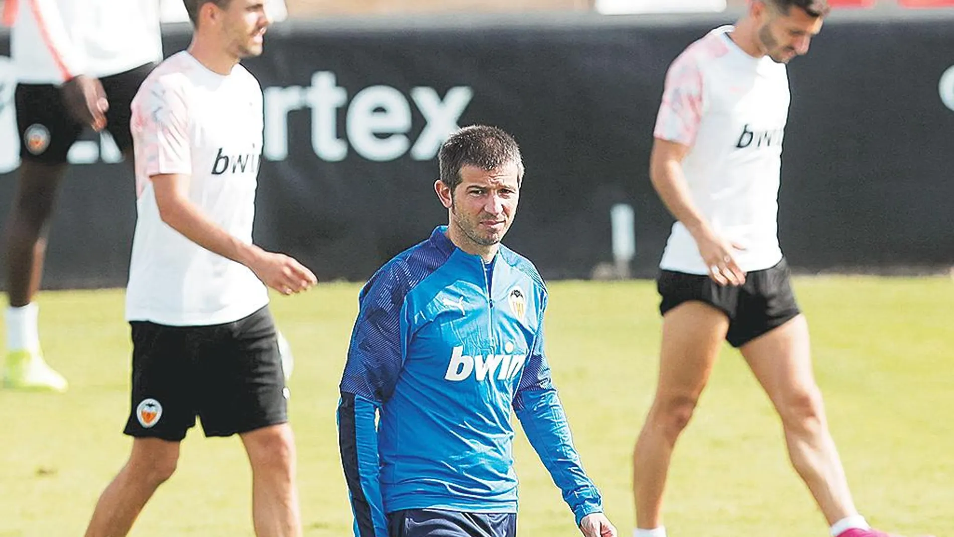 Albert Celades dirige el entrenamiento del Valencia previo al duelo europeo ante el Chelsea en Stamford