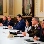 Nicolás Maduro en una reunión con funcionarios de su Gobierno celebrada este martes/EFE
