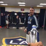 Ibrahimovic, después de quitar el tapón de una patada
