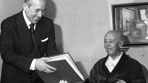 Francisco Franco, despachando con el entonces presidente del Gobierno, Carlos Arias Navarro, en su habitación del hospital de La Paz, en 1974