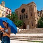 Una mujer se protege del sol con un paraguas en Lleida. Foto: Efe