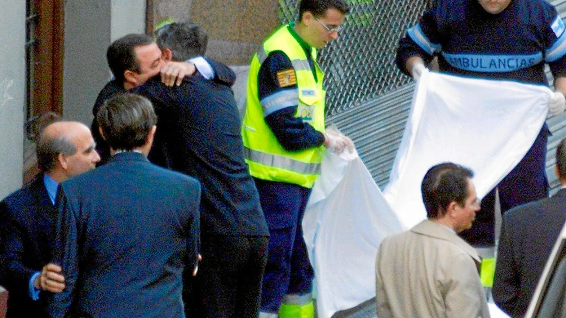 ETA asesinó al senador del PP Manuel Giménez Abad el 6 de mayo de 2001 cuando se dirigía al estadio de la Romareda con su hijo para ver un partido