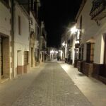 Una calle de un municipio de Málaga iluminada por la noche / La Razón