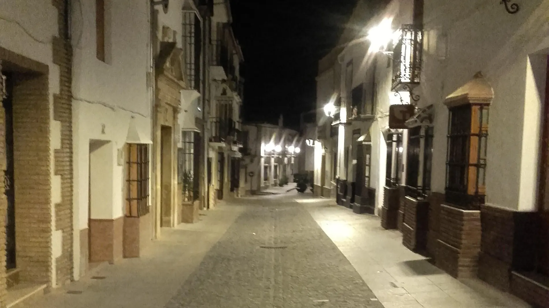 Una calle de un municipio de Málaga iluminada por la noche / La Razón