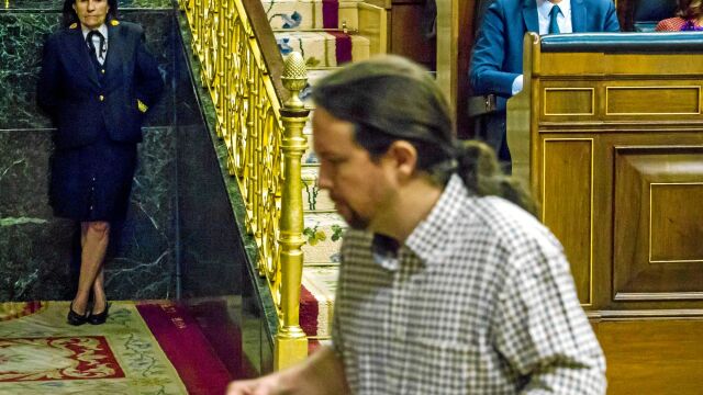 Pablo Iglesias volvió a mantener ayer un duro choque con Pedro Sánchez. En la imagen, en el momento de subir a la tribuna del Congreso en su turno de palabra. Foto: Alberto R. Roldán