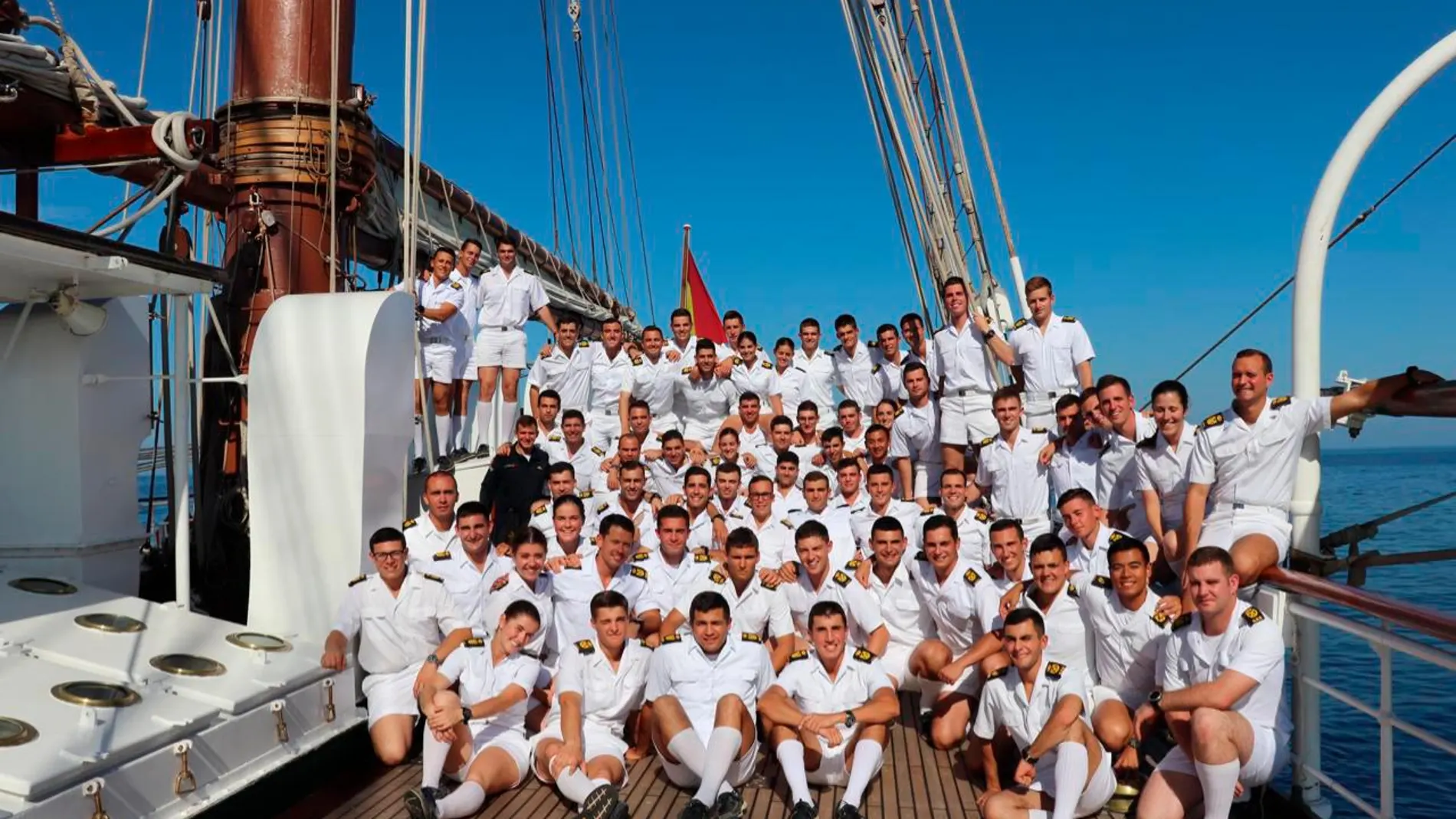Imagen de grupo de los guardiamarinas del “Juan Sebastián de Elcano”