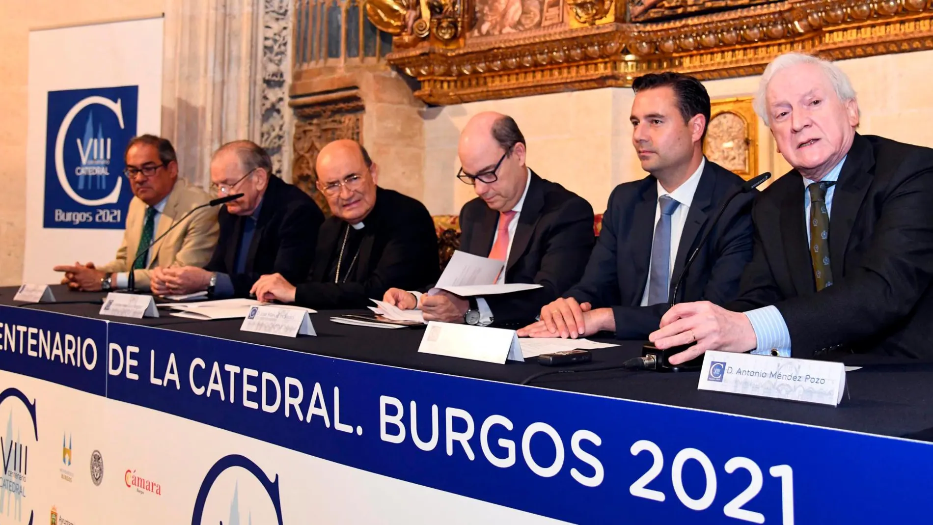 El presidente de la Fundación VIII Centenario de la Catedral, Fidel Herráez; el vicepresidente de la Fundación Mapfre, José Manuel Inchausti; el alcalde de Burgos, Daniel de la Rosa; el vicepresidente de la Fundación, Antonio Méndez Pozo; el presidente del Cabildo Catedralicio, Pablo González, y el delegado de la Junta en Burgos, Baudilio Fernández Mardomingo