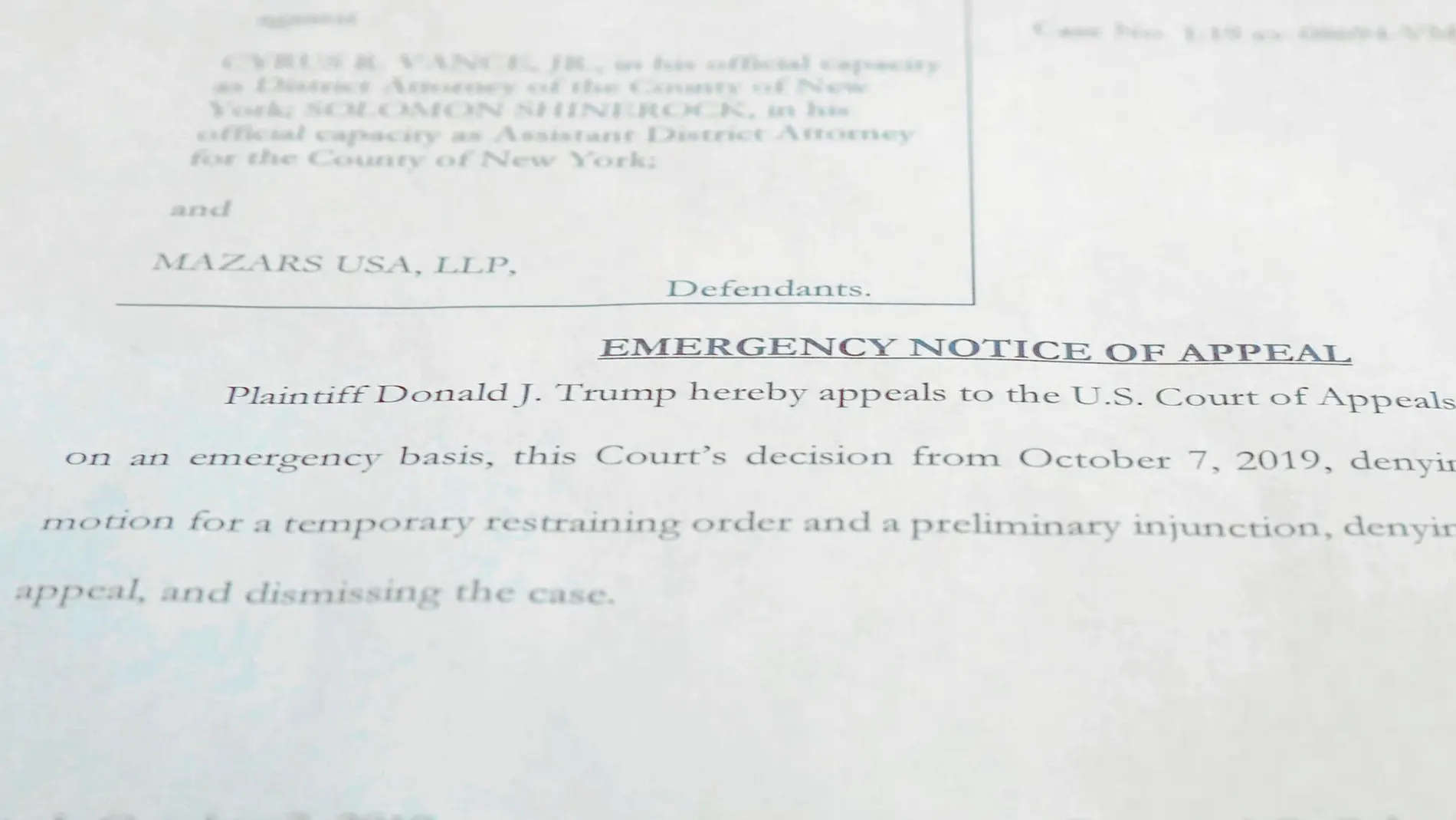 Notificación de los abogados de Trump en la que piden paralizar la orden de la Fiscalía para que el presidente publique sus declaraciones de la renta