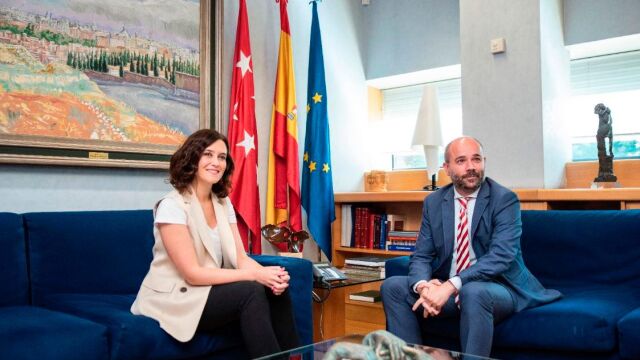 Isabel Díaz Ayuso junto al presidente de la Asamblea de Madrid, Juan Trinidad