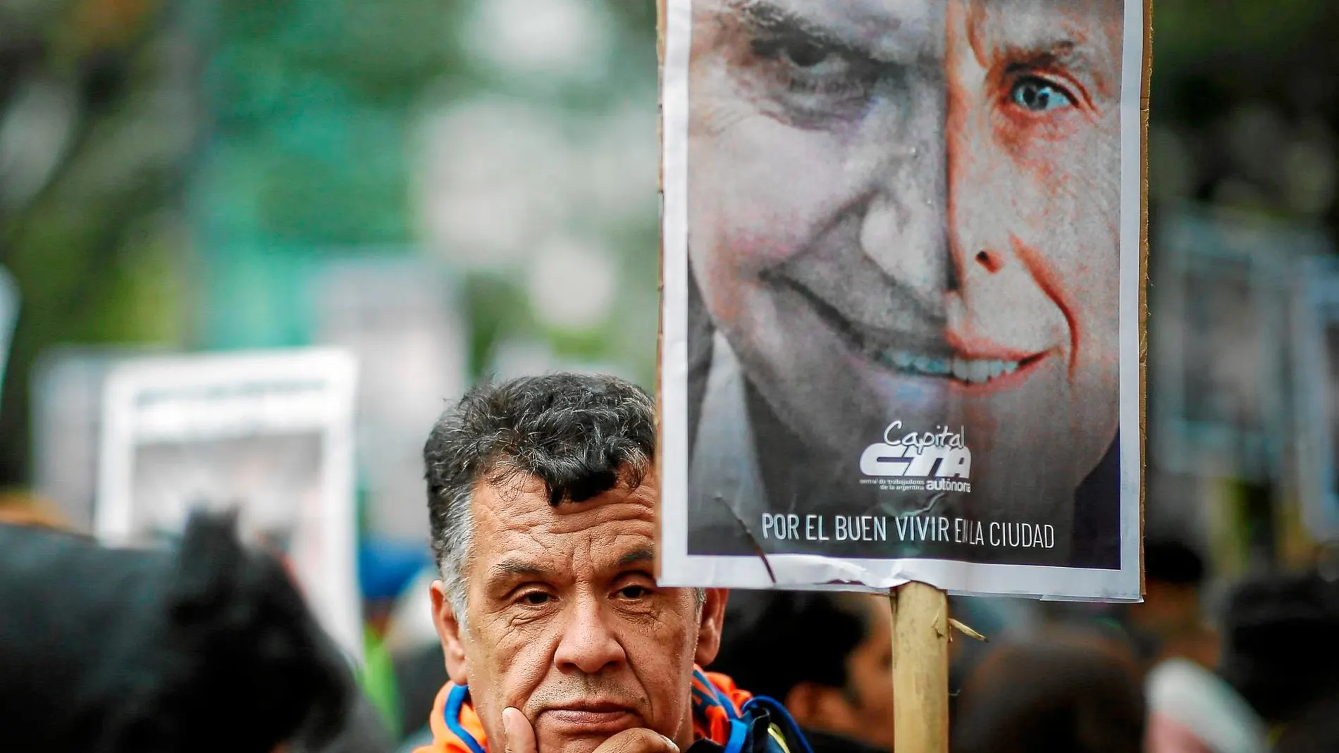 Decenas de personas ayer en la protesta en el centro de Buenos Aires para exigir al Gobierno de Macri una respuesta a la crisis económica que sufre el país