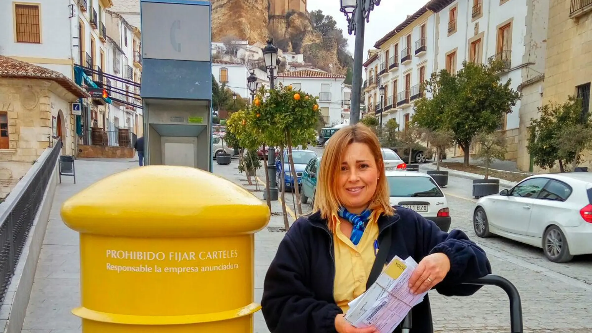 Los alrededor de mil empleados de Correos que trabajan en este edificio central podrán acudir a sus puestos el viernes con todo tipo de mascotas