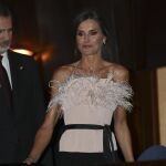 La Reina Letizia arriesga y gana con este 'corsé' de plumas