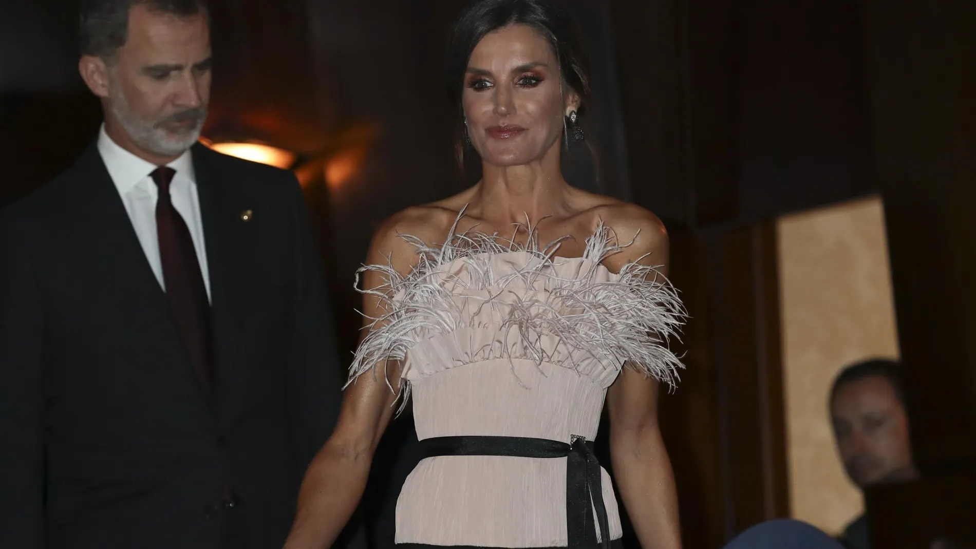 La Reina Letizia arriesga y gana con este 'corsé' de plumas