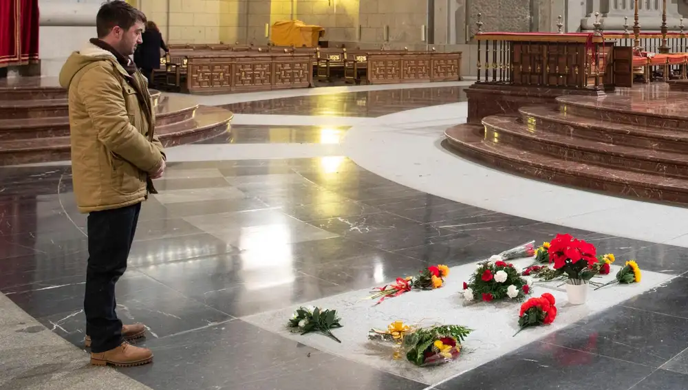 La tumba de José Antonio Primo de Rivera está situada en el altar mayor de la Basílica del Valle de los Caídos