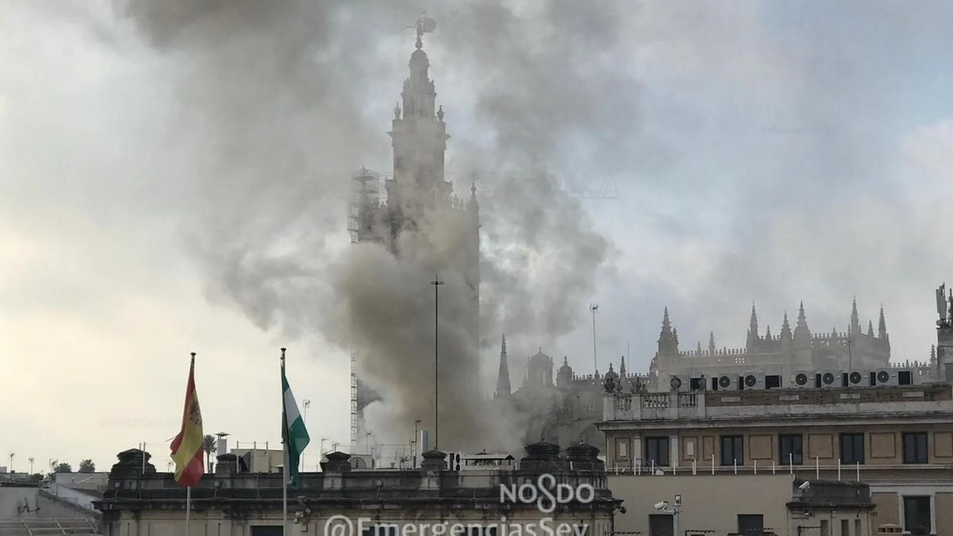 Humo provocado por un incendio en un inmueble de la zona de La Campana de Sevilla / EP