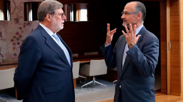Fuentes conversa con Aparicio, a su llegada a las Cortes