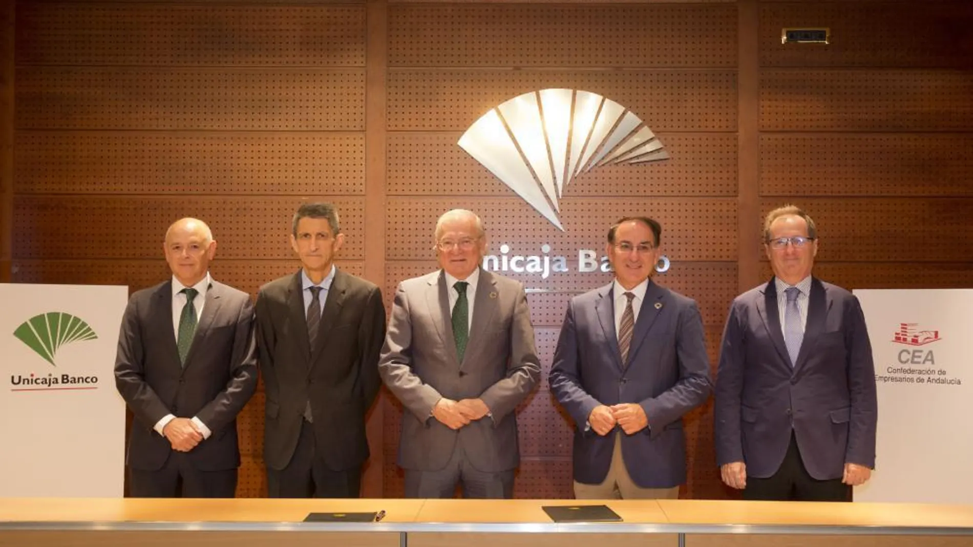 De Izquierda a derecha, Ríos, director de Relaciones Institucionales de Unicaja Banco; Domínguez, director General de Secretaría General de Unicaja Banco; Azuaga, presidente de Unicaja Banco; González de Lara, presidente de CEA; y Fernández-Palacios, secretario general de CEA / La Razón