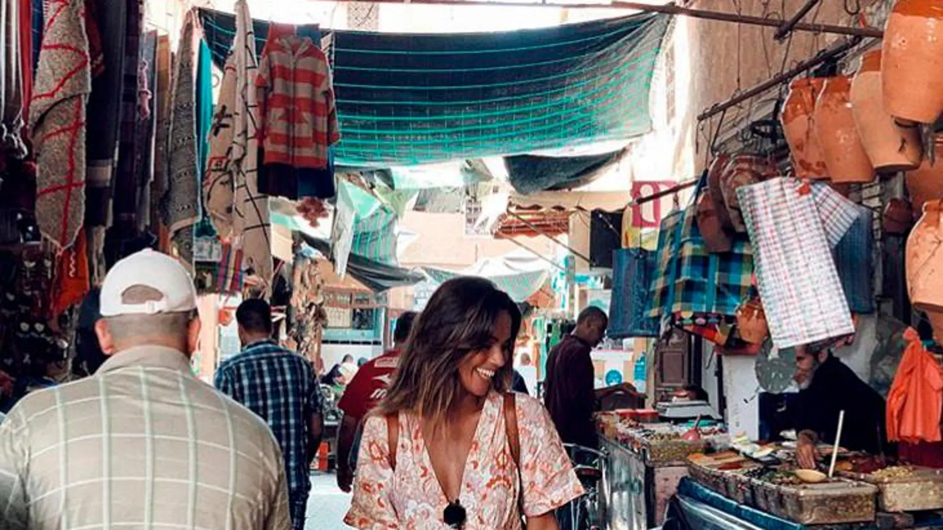 Lara álvarez, en Marrakech buscando ropa fresca y calzado en un zoco