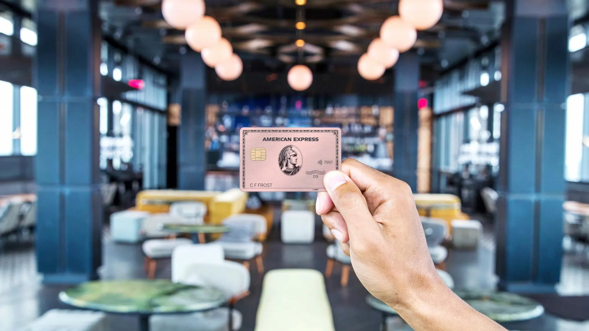 Un consumidor muestra la nueva Gold Card de American Express