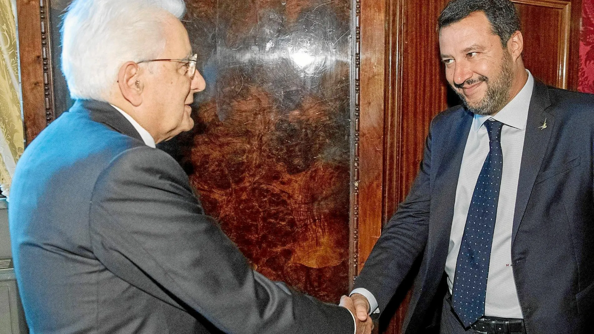 El presidente de la República, Sergio Mattarella, recibió ayer en el Quirinal al líder de la Liga, Matteo Salvini, responsable de la enésima crisis política italiana / Efe