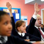 El primer ministro, Boris Johnson, visitó un colegio de primaria en Londres/ AP