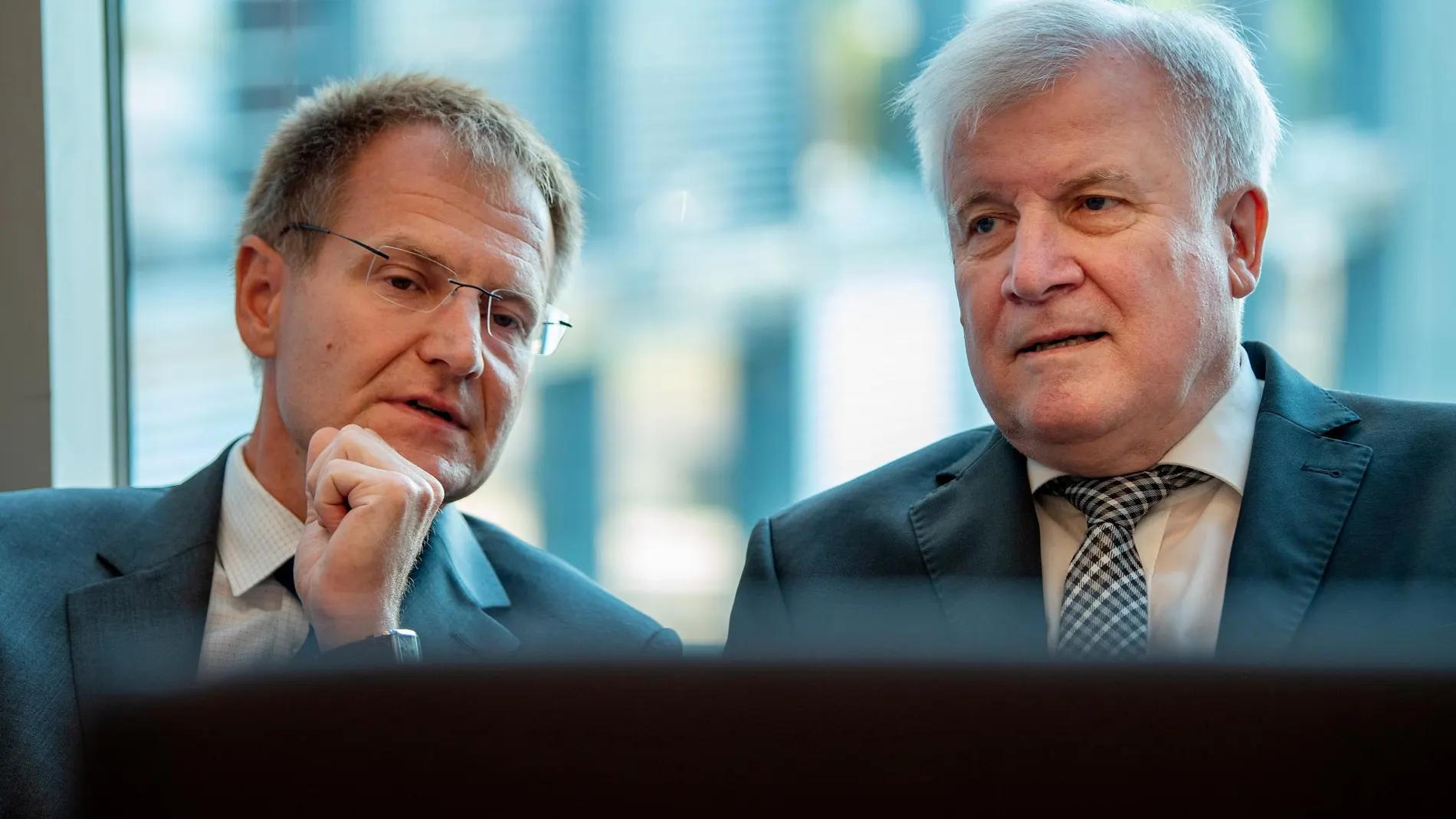 El ministro del Interior alemán, Horst Seehofer, y el fiscal general, Peter Frank, en la rueda de prensa de este miércoles