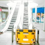 La estación muestra aspecto de abandono, con escaleras averiadas y paredes desconchadas y con pintadas