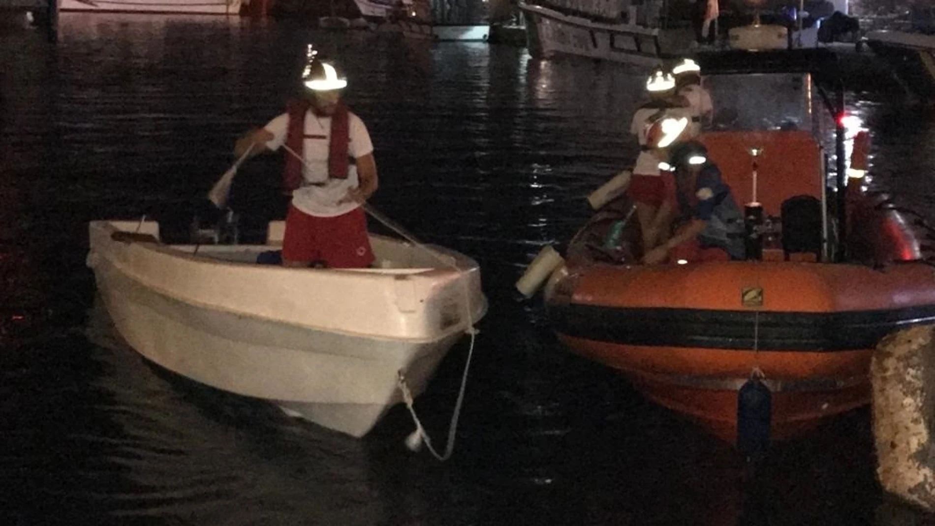 Imagen de los voluntarios de Cruz Roja trabajando en el Puerto de Cartagena durante el desembarco de los inmigrantes