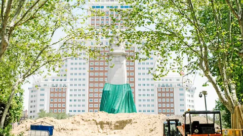 Hasta ahora las obras de la Plaza de España tan sólo habían tenido afecciones menores en un par de carriles de circulación y en el tránsito peatonal. Foto: David Jar