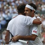 Nadal se saluda con Federer al final del partido