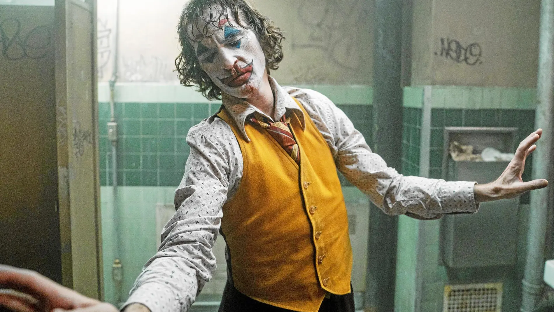 Joaquin Phoenix caracterizado como el Joker en una escena de la película de Todd Phillips