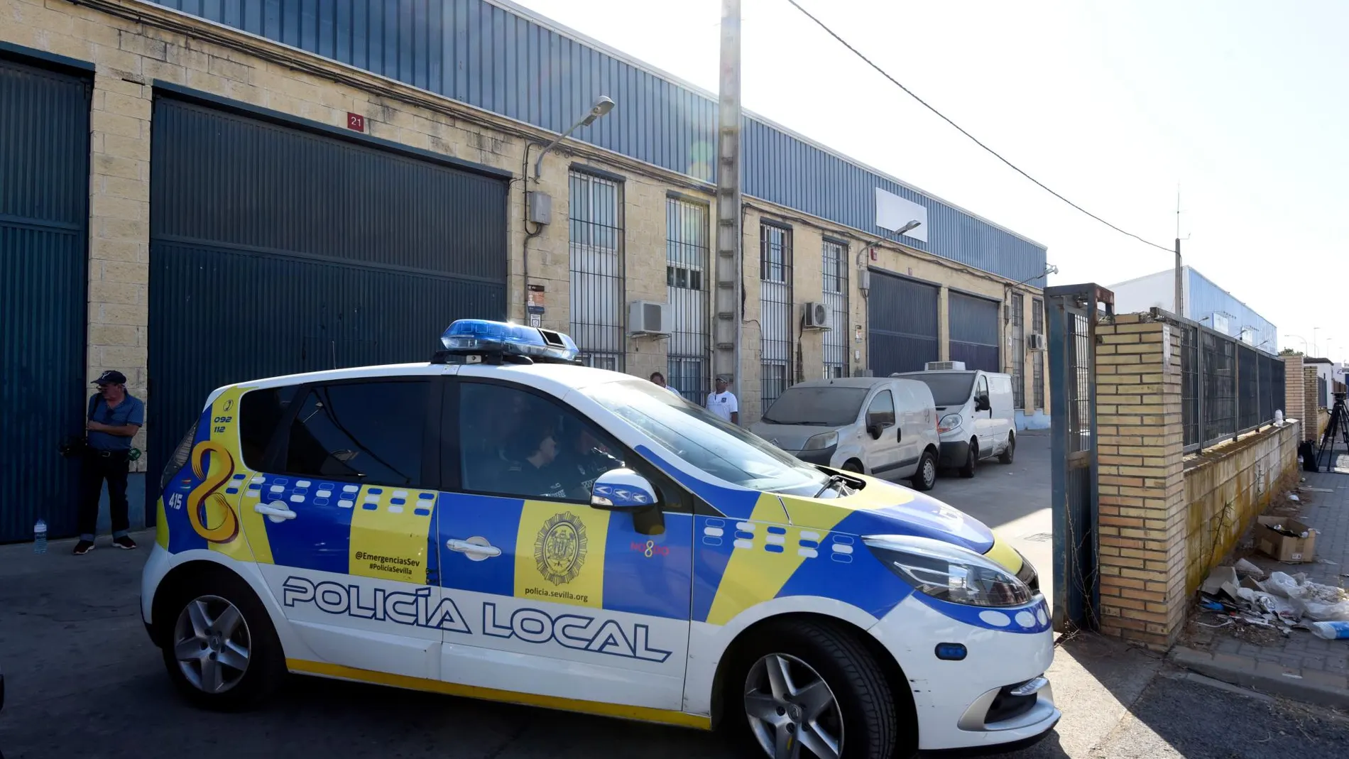 La Policía Local custodia la sede de Magrudis en el Polígono El Pino de Sevilla capital / Foto: Ke-Imagen