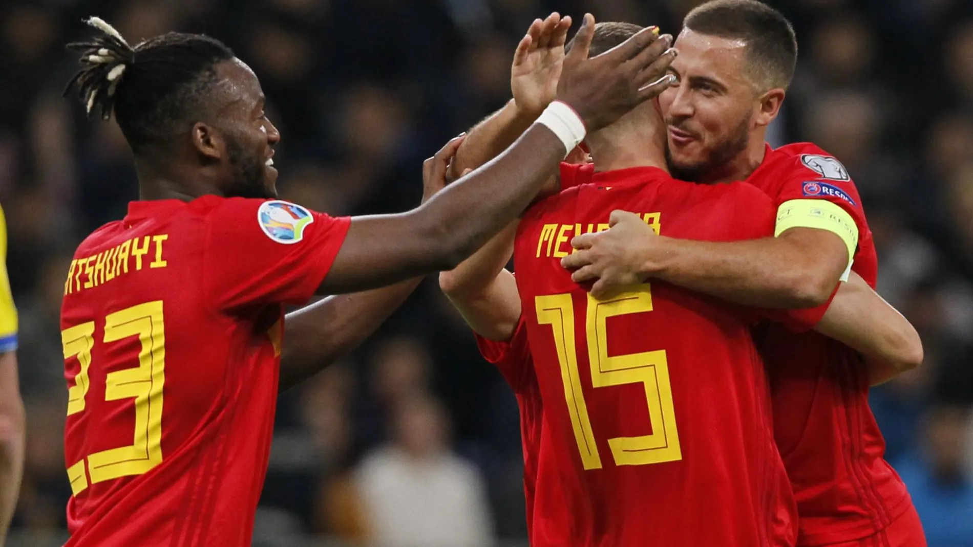 Meunier abraza a Hazard tras marcar después de una asistencia del madridista