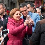 Pedro Sánchez se fotografía junto a una simpatizante durante su visita a Segovia/Foto: Efe/ Pablo Martin