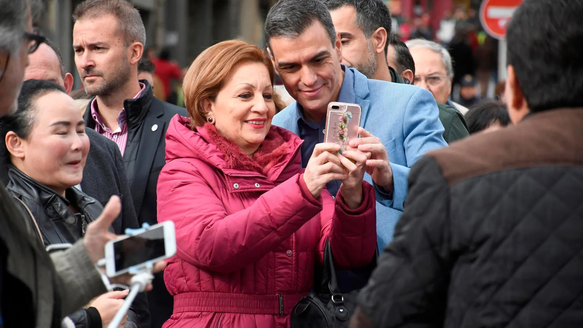 Pedro Sánchez se fotografía junto a una simpatizante durante su visita a Segovia/Foto: Efe/ Pablo Martin